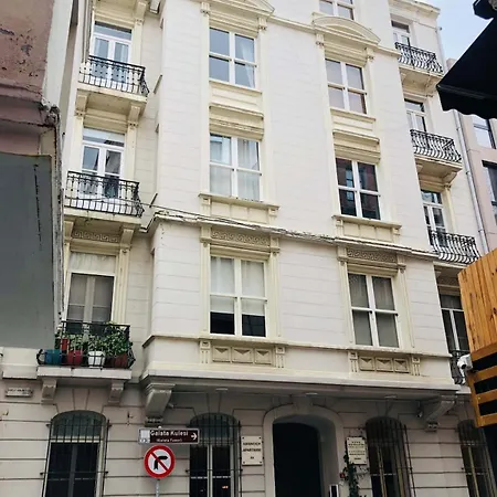 A Modernized In The Historic Area Of Apartment